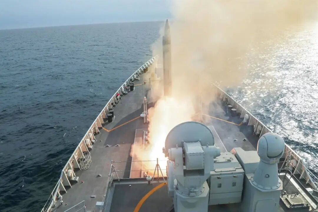 Spacecraft takes off from ship